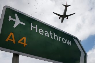 alerta pe aeroportul heathrow din londra politia intervine intr o parcare multietajata 69355fec9c61a