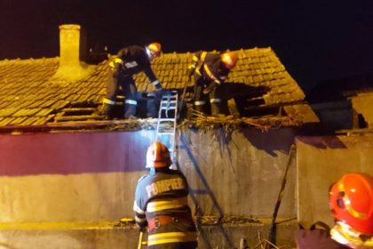 arde o casa din pecineaga s au autoevacuat doi adulti si trei copii 6937ba24c5a8f