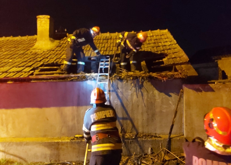 arde o casa din pecineaga s au autoevacuat doi adulti si trei copii 6937ba24c5a8f