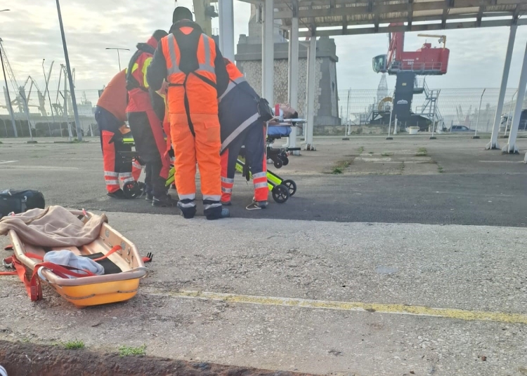 arsvom a intervenit pentru preluarea unei persoane bolnave de la bordul unei nave 6939789fb63fd