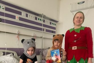 asociatia suflete deschise duce mos nicolae si bucurie copiilor internati in spitalele din constanta 693408a0c3932