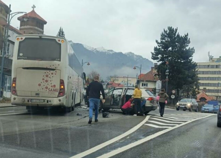 autocar cu peste 70 de persoane la bord implicat intr un accident la sinaia 693574e488a8b