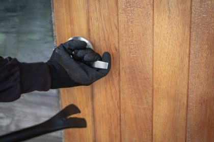 barbat de 43 de ani prins dupa ce a patruns intr un imobil din baneasa 692f29bfe06bc