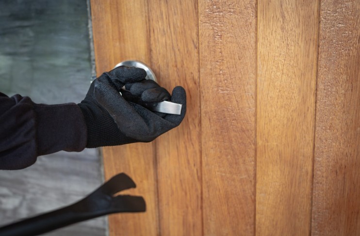 barbat de 43 de ani prins dupa ce a patruns intr un imobil din baneasa 692f29bfe06bc