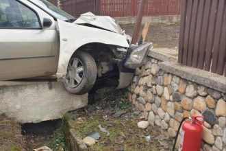 beat la volan a intrat cu masina in gardul unui imobil 694e8a66a943d