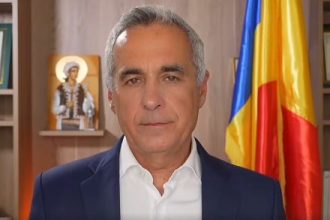 calin georgescu intampinat cu tensiune si sustinatori in numar mare 692d66c6abc6d