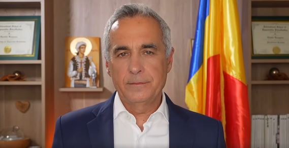 calin georgescu intampinat cu tensiune si sustinatori in numar mare 692d66c6abc6d