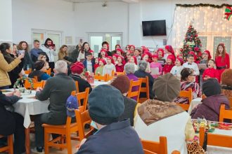 clipe de sarbatoare si emotie la caminul pentru persoane varstnice din constanta 694544fe83b26