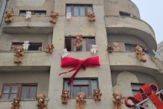 consilierii locali au aprobat majorarea impozitului pentru mai multe cladiri lasate in paragina dar cu imobilul impodobit cu ursi ce face municipalitatea 694aab402cc90