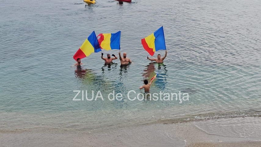 constanteni curajosi au intrat in mare de 1 decembrie 692d79545a8fa