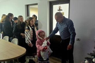 cum au adus colindatorii spiritul craciunului la primaria corbu mesajul primarului vasile luminare 694c65eb21ad2