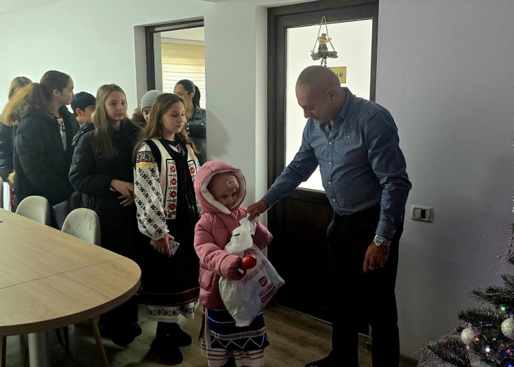 cum au adus colindatorii spiritul craciunului la primaria corbu mesajul primarului vasile luminare 694c65eb21ad2