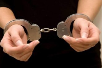 doua persoane care erau urmarite international au fost aduse in tara 69455e0313c7b