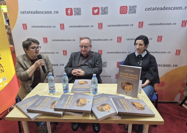 foto ana hamat arheolog minac lansare de carte misterele podoabelor feminine din dacia romana o perspectiva arheologica 69410c12cd919