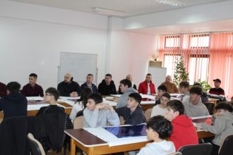 foto elevi si persoane private de libertate in dialog despre alegeri si consecinte la biblioteca judeteana panait cerna tulcea 6942eb8223417