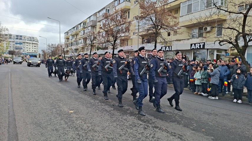 foto jandarmii din tulcea au celebrat ziua nationala la parada purtand cu mandrie tricolorul 692da4ae917c5