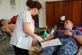 foto militarii fortelor navale exemplu de solidaritate prin donare de sange 6943b40eb3272