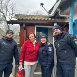 foto politistii de frontiera aduc spiritul craciunului in casele varstnicilor din chilia veche 694bdcb29487d