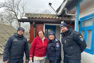 foto politistii de frontiera aduc spiritul craciunului in casele varstnicilor din chilia veche 694bdcb29487d