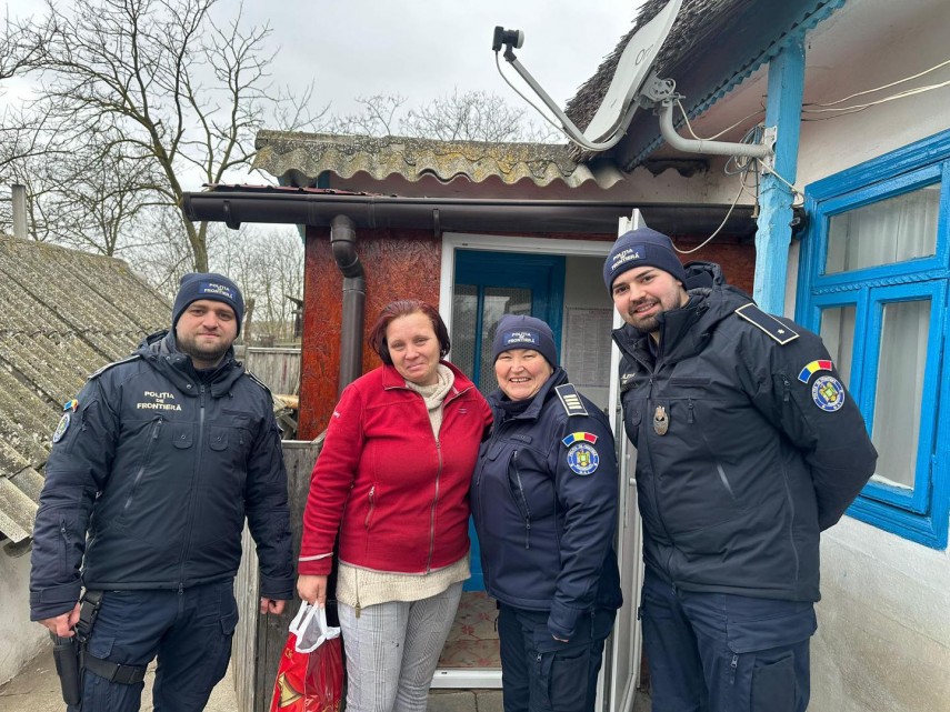 foto politistii de frontiera aduc spiritul craciunului in casele varstnicilor din chilia veche 694bdcb29487d