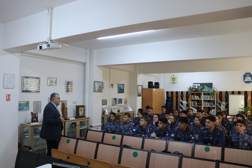 foto specialisti ai armatei romaniei s au intalnit cu elevii colegiului national militar alexandru ioan cuza constanta 692f125275e59