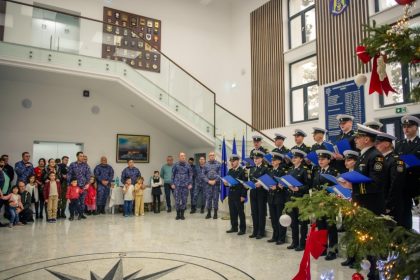 foto spiritul craciunului a adus militarii si copiii lor impreuna la statul major al fortelor navale 6943c9b3cbb6b