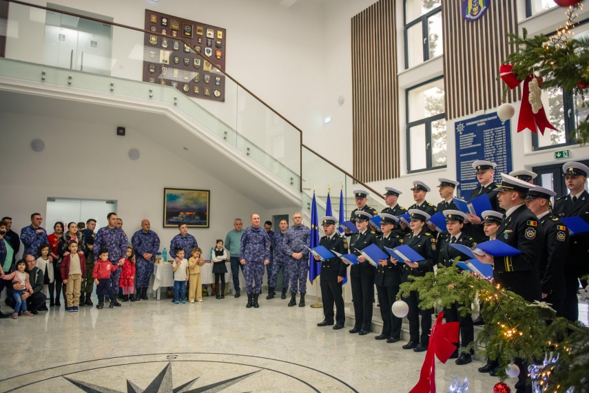 foto spiritul craciunului a adus militarii si copiii lor impreuna la statul major al fortelor navale 6943c9b3cbb6b