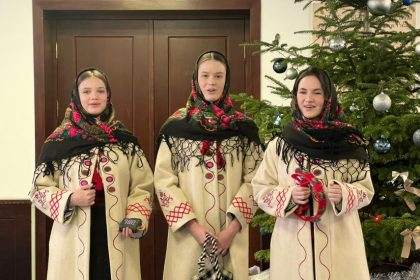 foto tinere talente au adus spiritul sarbatorilor la consiliul judetean constanta 693be7136d18b