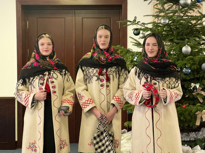 foto tinere talente au adus spiritul sarbatorilor la consiliul judetean constanta 693be7136d18b