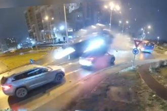 fotovideo imagini incredibile cu o masina care a zburat peste alte autovehicule intr un sens giratoriu din oradea 69328715b11ac