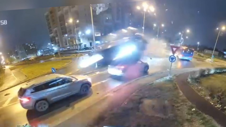 fotovideo imagini incredibile cu o masina care a zburat peste alte autovehicule intr un sens giratoriu din oradea 69328715b11ac