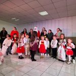 galerie foto copiii din satele piatra palazu mic si grup social sibioara au primit cadourile de sarbatori mesaj de multumire pentru primarul ancuta belu 69331becbc291
