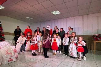 galerie foto copiii din satele piatra palazu mic si grup social sibioara au primit cadourile de sarbatori mesaj de multumire pentru primarul ancuta belu 69331becbc291