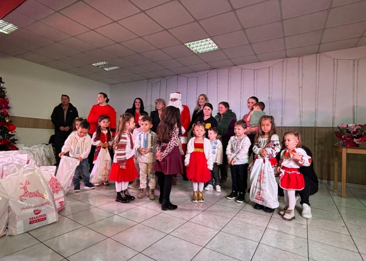 galerie foto copiii din satele piatra palazu mic si grup social sibioara au primit cadourile de sarbatori mesaj de multumire pentru primarul ancuta belu 69331becbc291
