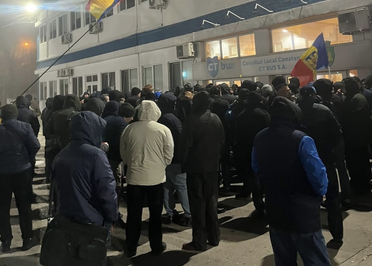 galerie fotovideo update au intrat peste conducere protest spontan la ct bus soferii cer demisia directorului general iar transportul public este paralizat 69418c64ba8dc
