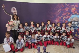 grupa violete de la gradinita florilor din cumpana pe podiumul competitiei blacksea dancestar 693eb5dc8cbfd