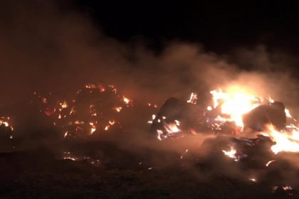 incendiu de proportii in ghindaresti ard 5 000 de baloti de paie 692f215b4b3c9