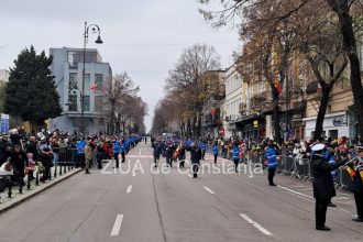 incident la parada de 1 decembrie din constanta o femeie recalcitranta a fost imobilizata de jandarmi 692d7021defb4