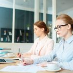 intre luminite si termene limita la constanta cum gestionam stresul in prejma sarbatorilor in munca de birou 694c06796ae3b