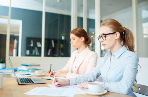 intre luminite si termene limita la constanta cum gestionam stresul in prejma sarbatorilor in munca de birou 694c06796ae3b