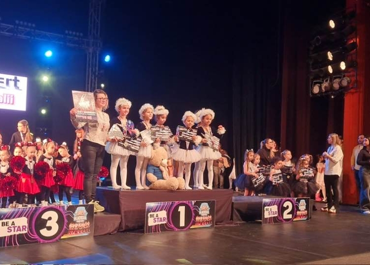 locul i pentru micii fulgi de nea de la poarta alba 69523897288b5