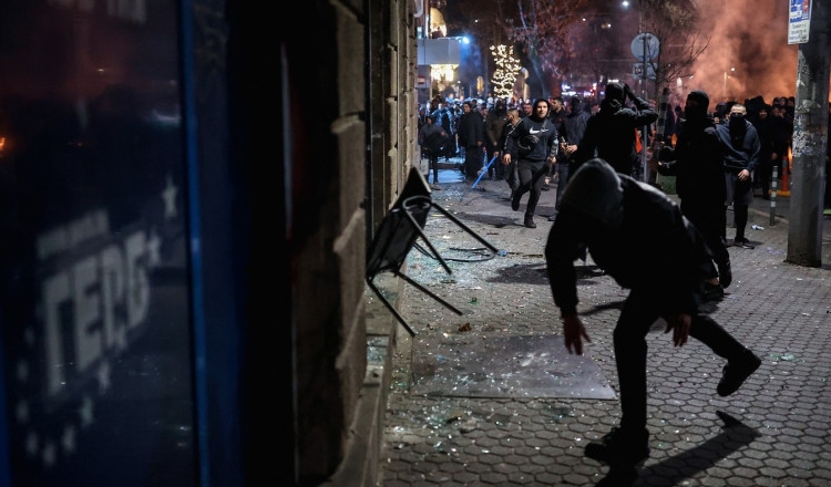 mii de oameni au protestat violent la sofia si in alte orase din bulgaria fata de bugetul pe 2026 692ea65194916