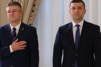 ministrii economiei si apararii irineu darau si radu miruta la momentul depunerii juramantului de investitura 694a9547024da