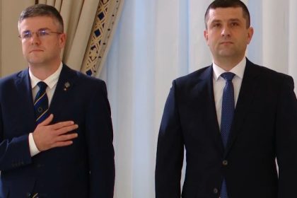 ministrii economiei si apararii irineu darau si radu miruta la momentul depunerii juramantului de investitura 694a9547024da