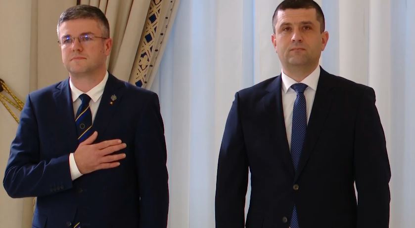 ministrii economiei si apararii irineu darau si radu miruta la momentul depunerii juramantului de investitura 694a9547024da