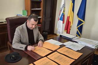 mobilitate pentru intreg judetul cjc a semnat licentele pentru programul de transport judetean filipescu este o masura necesara 695432cabba16