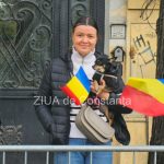 moment emotionant la parada de 1 decembrie de pe bulevardul tomis din constanta o tanara isi tine catelul si steagul la piept 692d59b1520bd