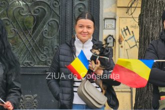 moment emotionant la parada de 1 decembrie de pe bulevardul tomis din constanta o tanara isi tine catelul si steagul la piept 692d59b1520bd