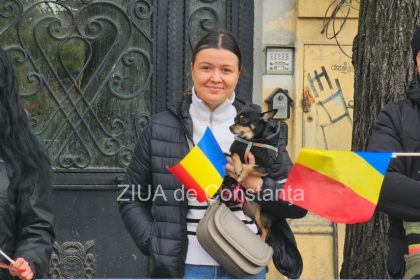 moment emotionant la parada de 1 decembrie de pe bulevardul tomis din constanta o tanara isi tine catelul si steagul la piept 692d59b1520bd