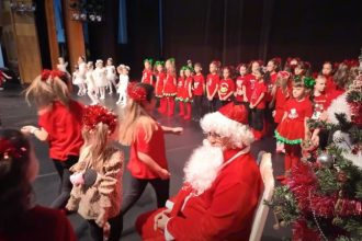 mos craciun a venit la serbarea de final de an a gimnasticii aerobice video 693fdf04330a9